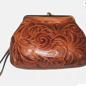 Patricia Nash Savena Burnished
Tooled Gold Wristlet Style
P24186